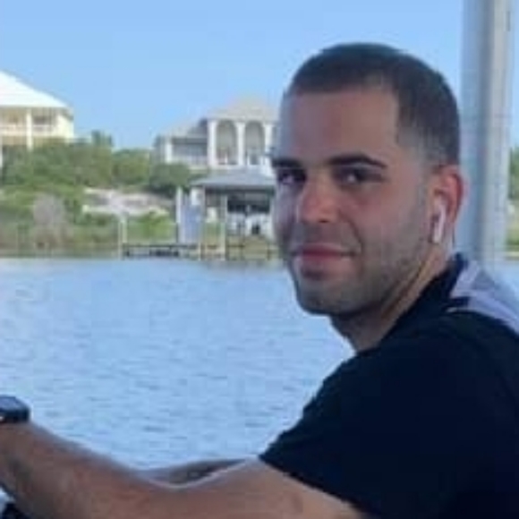 Meet your Posher, Carlos - Picture 2 of 4